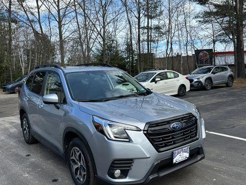 Used 2023 Subaru Forester Premium image 2