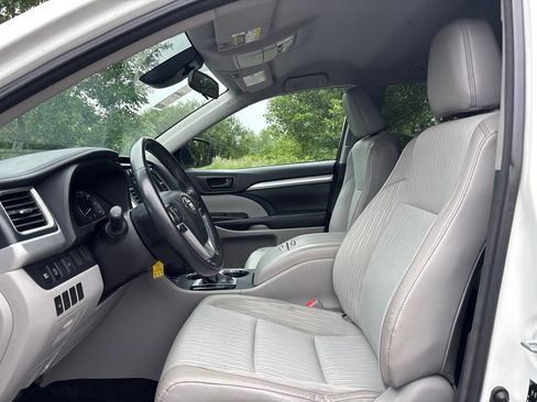 Used 2018 Toyota Highlander Plus AWD/4WD image 11