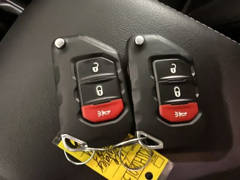 Used 2023 Jeep Wrangler Unlimited Sahara AWD/4WD image 24