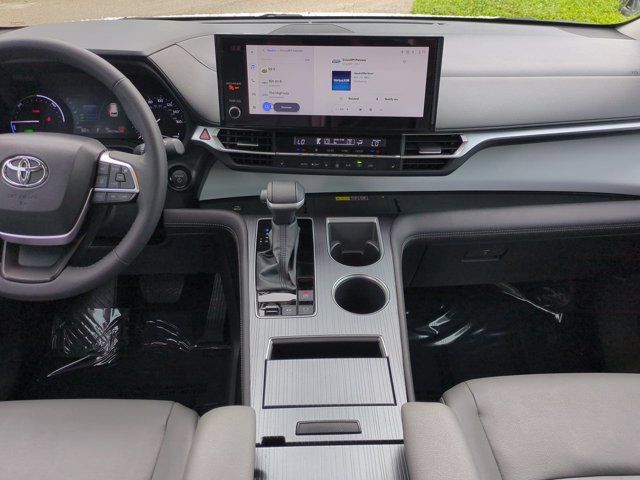 Used 2025 Toyota Sienna XLE w/ XLE Plus Package FWD image 14