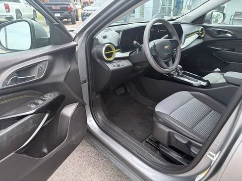 Used 2025 Chevrolet Trax LT FWD image 36