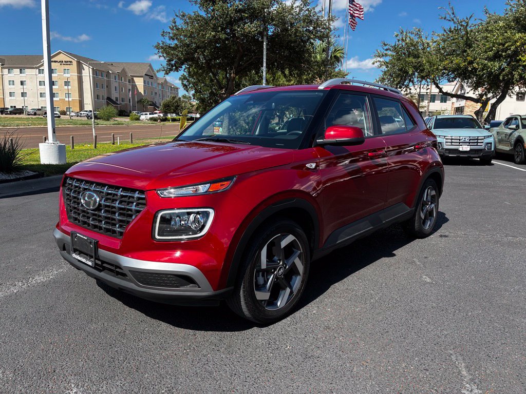 Used 2025 Hyundai Venue Limited FWD image 1