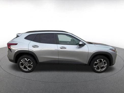 Used 2025 Chevrolet Trax LT FWD image 16