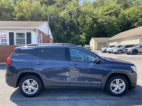 Used 2018 GMC Terrain SLE w/ Driver Convenience Package FWD image 4