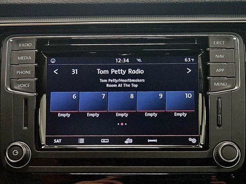 Used 2018 Volkswagen Passat 2.0T SE image 16