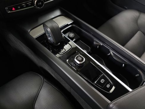 Certified 2025 Volvo XC60 B5 Plus AWD/4WD image 31