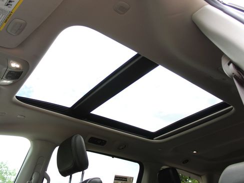 Used 2023 Chrysler Pacifica Limited FWD image 23