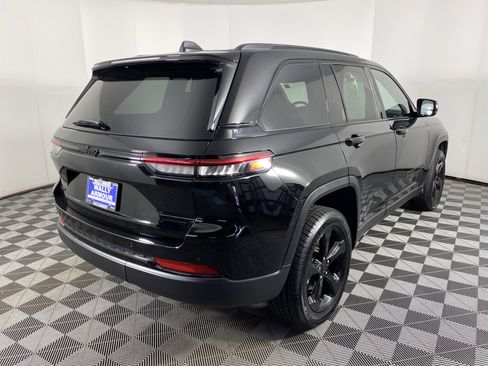 Used 2024 Jeep Grand Cherokee Limited w/ Black Appearance Package AWD/4WD image 9