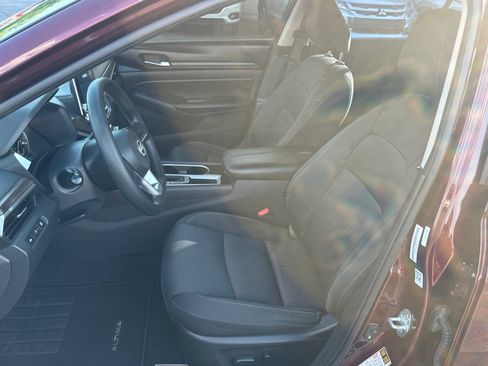Used 2024 Nissan Altima 2.5 SV FWD image 9