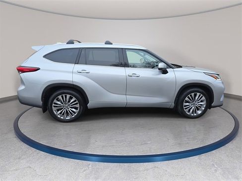Used 2022 Toyota Highlander Platinum image 5