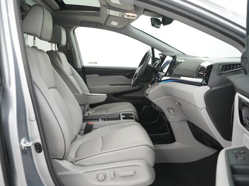 Used 2024 Honda Odyssey Elite image 11