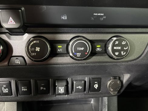 Used 2020 Toyota Tacoma TRD Sport w/ Technology Package AWD/4WD image 19