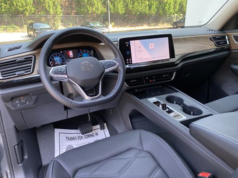 Used 2025 Volkswagen Atlas SE FWD image 33