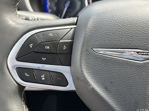 Used 2024 Chrysler Pacifica Touring-L image 16