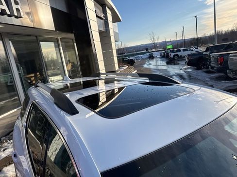 Used 2022 GMC Acadia SLT w/ Preferred Package image 9