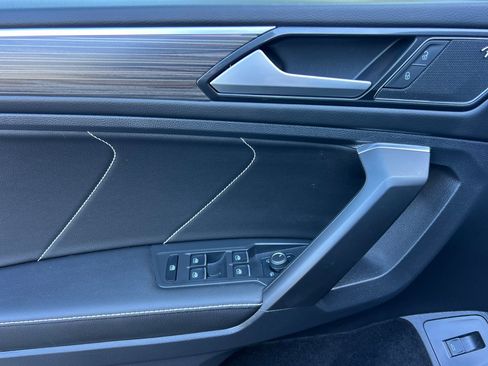 Certified 2022 Volkswagen Tiguan SEL R-Line image 11