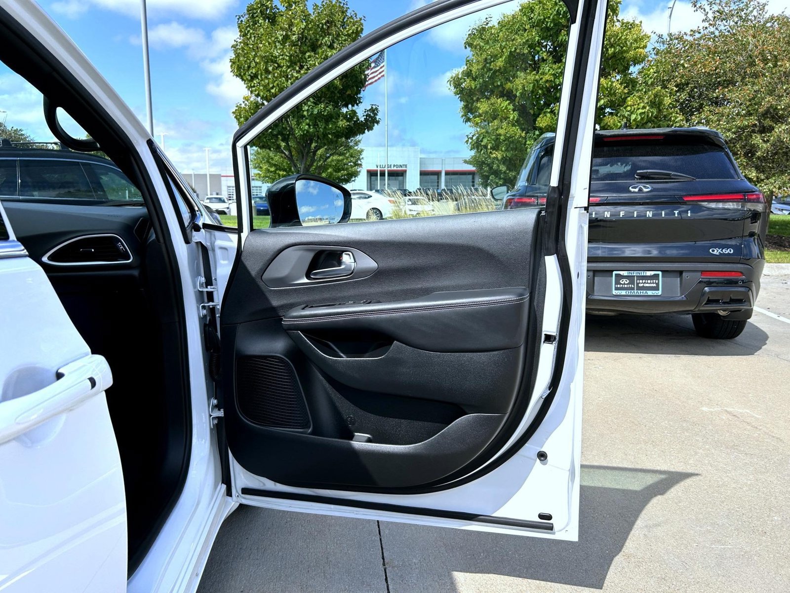 Used 2025 Chrysler Pacifica Select FWD image 16