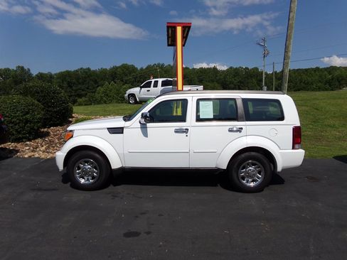 Used 2011 Dodge Nitro SE image 1