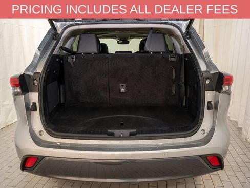 Used 2023 Toyota Highlander Limited FWD image 5