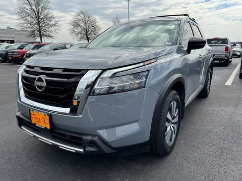 Used 2024 Nissan Pathfinder SL image 8