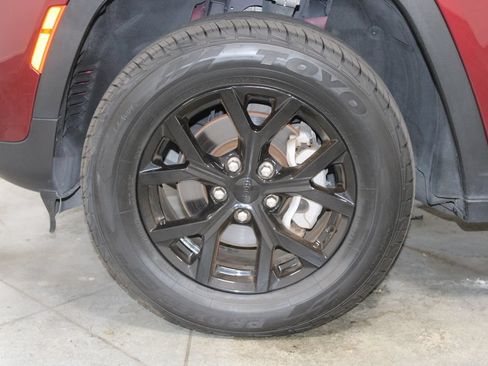 Used 2024 Jeep Grand Cherokee Altitude AWD/4WD image 19