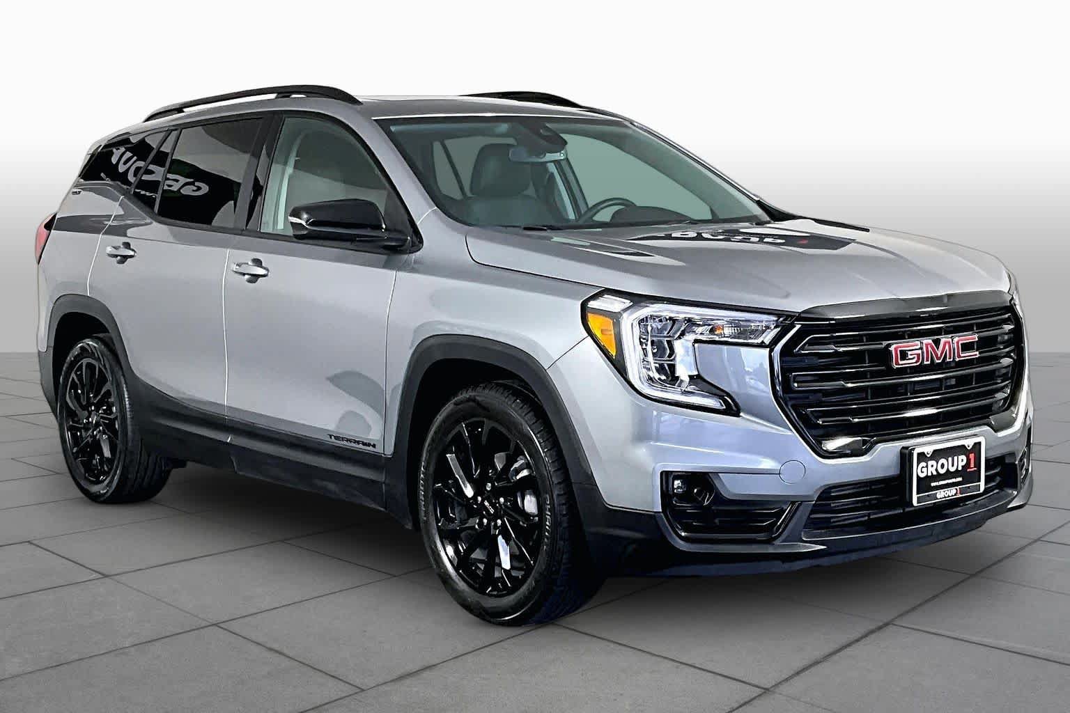Used 2024 GMC Terrain SLT w/ Elevation Edition FWD image 2