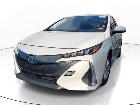 Used 2021 Toyota Prius Prime XLE image 3