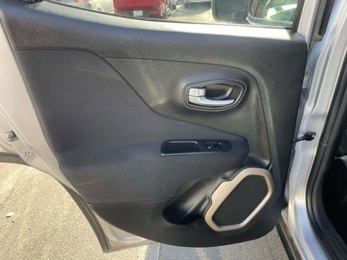 Used 2017 Jeep Renegade Latitude FWD image 13