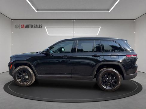 Used 2025 Jeep Grand Cherokee Altitude AWD/4WD image 2