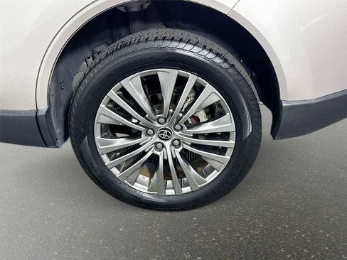 Used 2022 Toyota Venza XLE AWD/4WD image 30