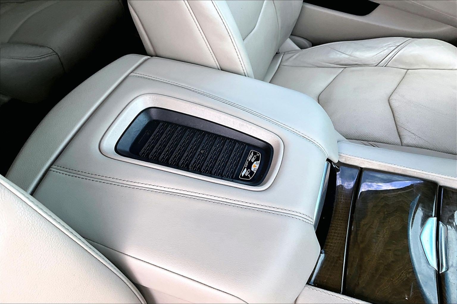 Used 2018 Cadillac Escalade Luxury AWD/4WD image 25
