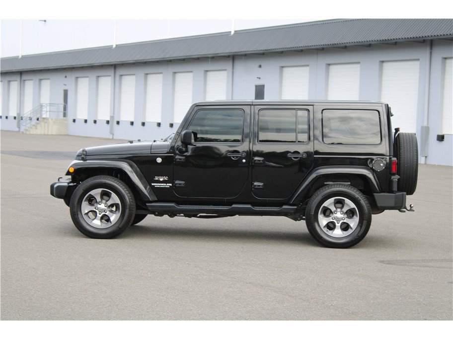 Used 2017 Jeep Wrangler Unlimited Sahara w/ Connectivity Group AWD/4WD image 3