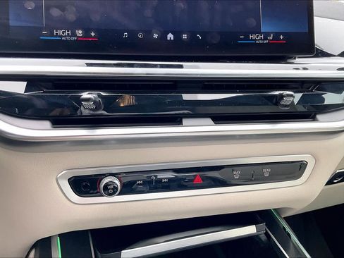 Used 2025 BMW X7 M60i image 34