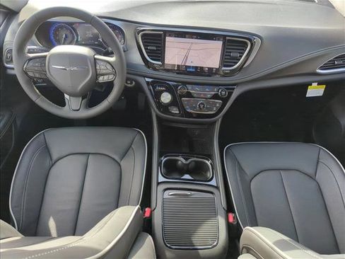 New 2026 Chrysler Pacifica Limited image 10