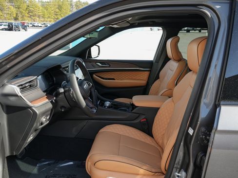 Used 2025 Jeep Grand Cherokee L Summit w/ Advanced Protech Group IV AWD/4WD image 23