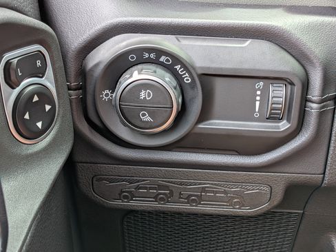 Used 2025 Jeep Gladiator Mojave w/ Convenience Group AWD/4WD image 22