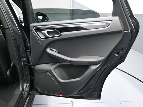 Certified 2025 Porsche Macan AWD/4WD image 26