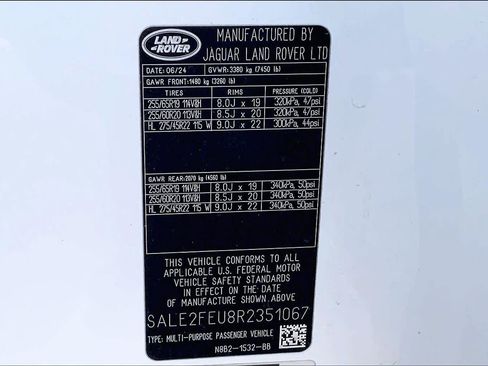 Used 2024 Land Rover Defender 130 X-Dynamic SE AWD/4WD image 33