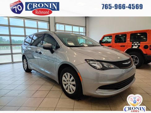 Used 2020 Chrysler Voyager L FWD image 1