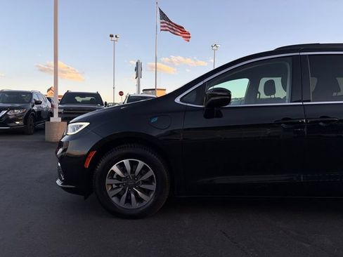 Used 2021 Chrysler Pacifica Touring w/ Cold Weather Group FWD image 10