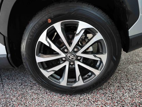 Used 2024 Toyota Corolla Cross XLE FWD image 29