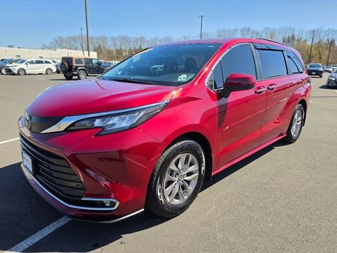 Used 2023 Toyota Sienna XLE w/ XLE Plus Package AWD/4WD image 3