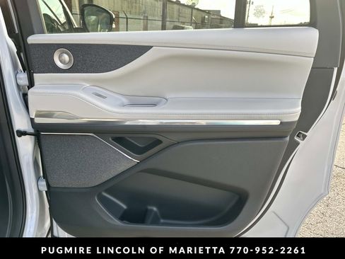 New 2026 Lincoln Navigator L Reserve AWD/4WD image 17
