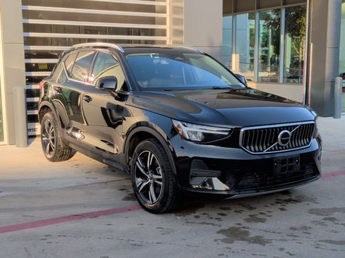 Used 2025 Volvo XC40 B5 Core image 2