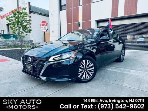 Used 2025 Nissan Altima 2.5 SV w/ SV Premium Package FWD image 1