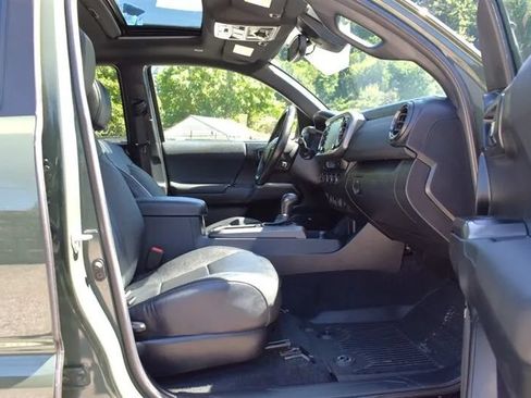 Used 2022 Toyota Tacoma TRD Off-Road w/ TRD Premium Off Road Package AWD/4WD image 28