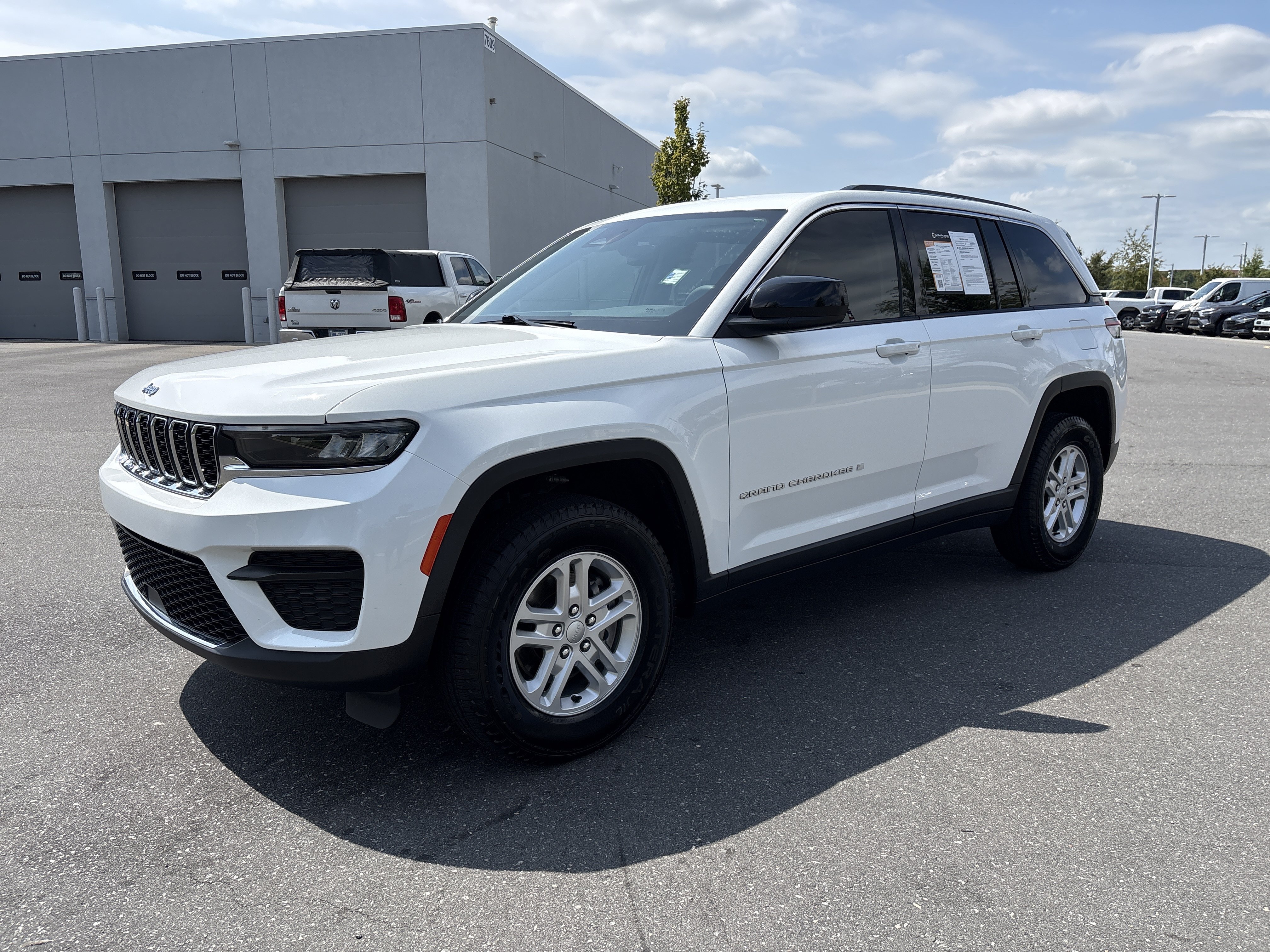 Used 2023 Jeep Grand Cherokee Laredo RWD image 5