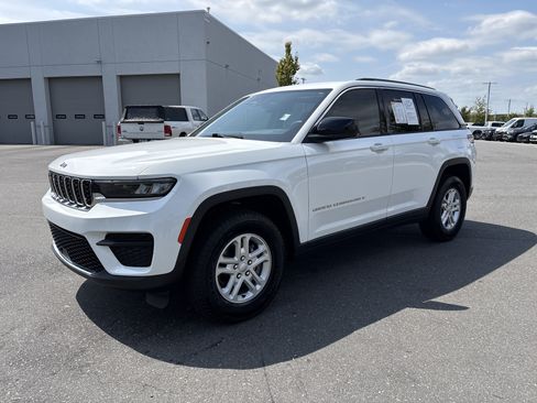Used 2023 Jeep Grand Cherokee Laredo RWD image 5