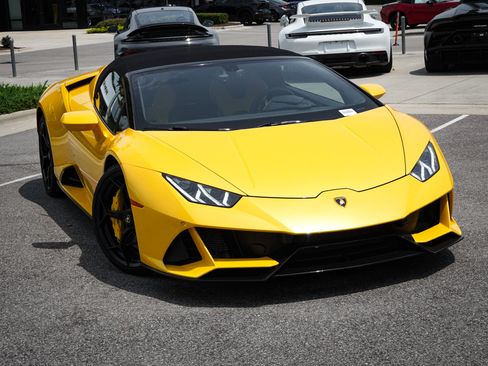 Used 2020 Lamborghini Huracan EVO AWD/4WD image 2