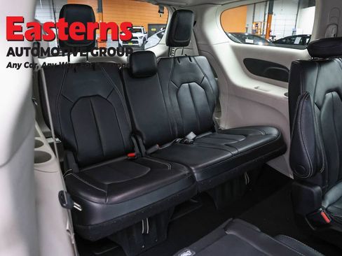 Used 2023 Chrysler Pacifica Touring-L FWD image 25